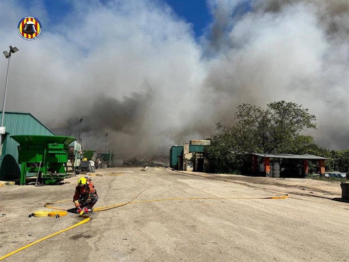 Imagen de archivo de un bomberos del Consorcio en la planta de San Antonio de Requena a fecha de 16 de abril
