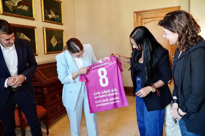 La presidenta del Govern, Margalida Prohens, recibe a la presidenta y fundadora de la Asociación Deporte por la Igualdad, Taty Ferrer, y a la directora deportiva, Sonia Pinto.