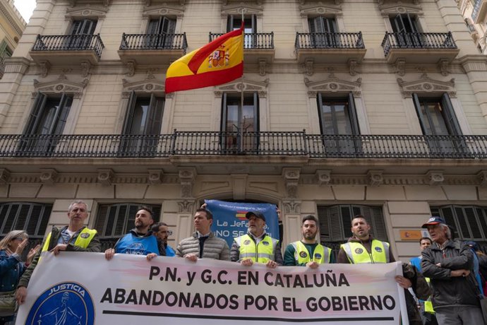 Manifestación del sindicato de policía Jupol delante de la Jefatura Superior de Policía Nacional en Catalunya, situada en la Via Laietana de Barcelona