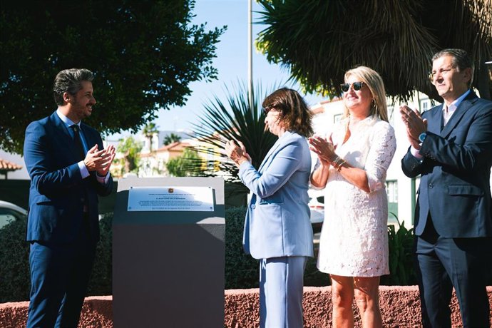 El alcalde de La Laguna, Luis Yeray Gutiérreez, junto a la placa que homenajea al director de teatro Eloy Díaz de la Barreda y sus hijos