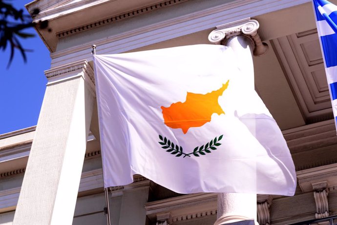 Archivo - Imagen de archivo de la bandera de Chipre.