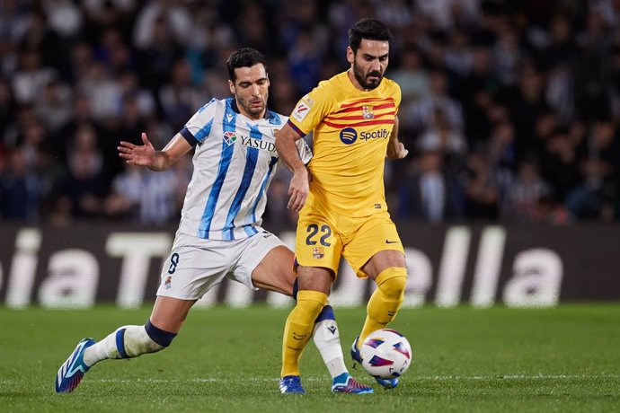 Archivo - Ilkay Gundogan of FC Barcelona competes for the ball with Mikel Merino of Real Sociedad during the LaLiga EA Sports match between Real Sociedad and FC Barcelona at Reale Arena on November 4, 2023, in San Sebastian, Spain.