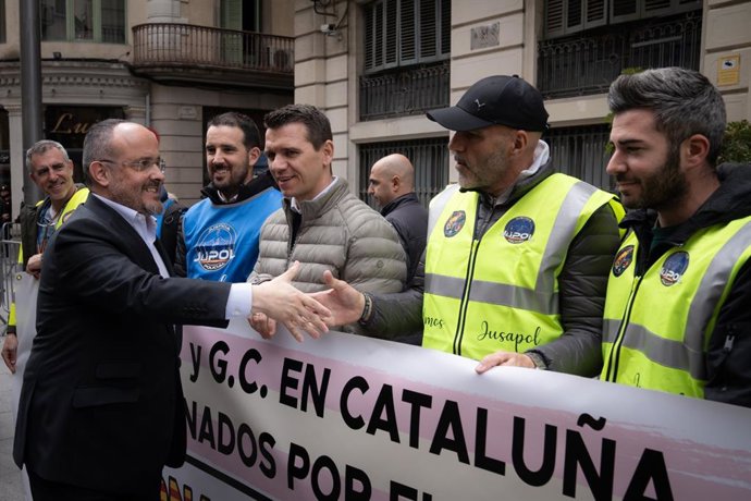 El candidato del PP a las elecciones catalanas, Alejandro Fernández, delante de la Jefatura Superior de Policía Nacional de Catalunya, durante la concentración del sindicato Jupol