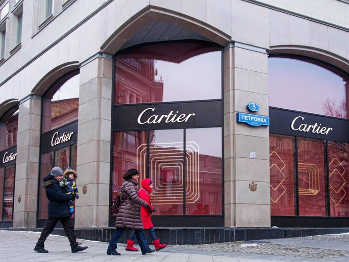 Archivo - 08 March 2022, Russia, Moscow: People walk past a closed Cartier store in the centre of Moscow. Major international premium brands have ceased their activities in Russia. 