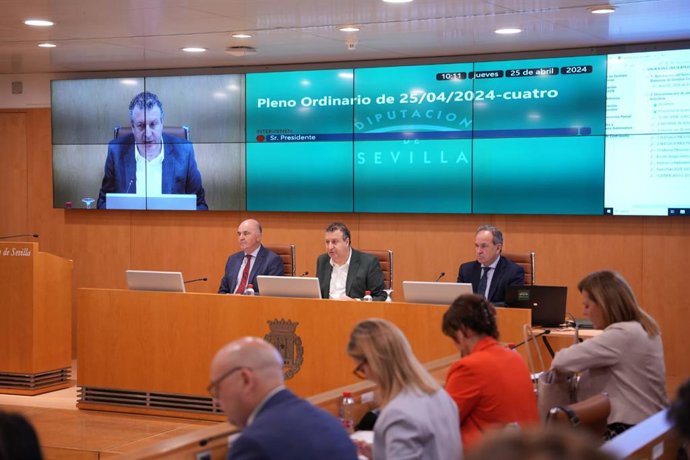 Pleno de la Diputación correspondiente al mes de abril, presidido por Javier Fernández.