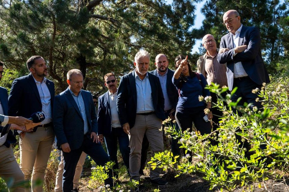 El ministro de Política Territorial y Memoria Democrática, Ángel Víctor Torres, en una visita a la fosa de Fuencaliente