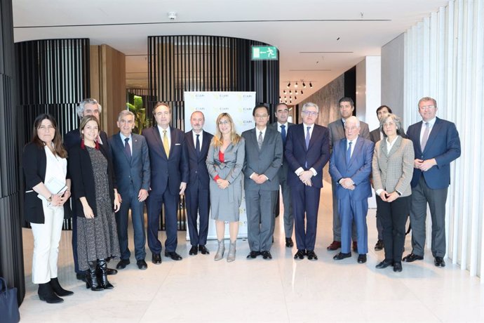 El embajador de Japón en España, Takahiro Nakamae, y la presidenta de CEAPI, Núria Vilanova, con los empresarios socios de CEAPI