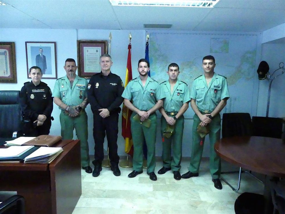 Agentes y legionarios que intervinieron en el rescate de los menores.