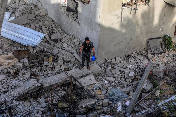 24 April 2024, Palestinian Territories, Rafah: A Palestinian man inspects a house that was destroyed after an Israeli aircraft bombed a home for the Al-Bakhabsa family, resulting in the death of 3 people and several wounded, in the city of Rafah, southern