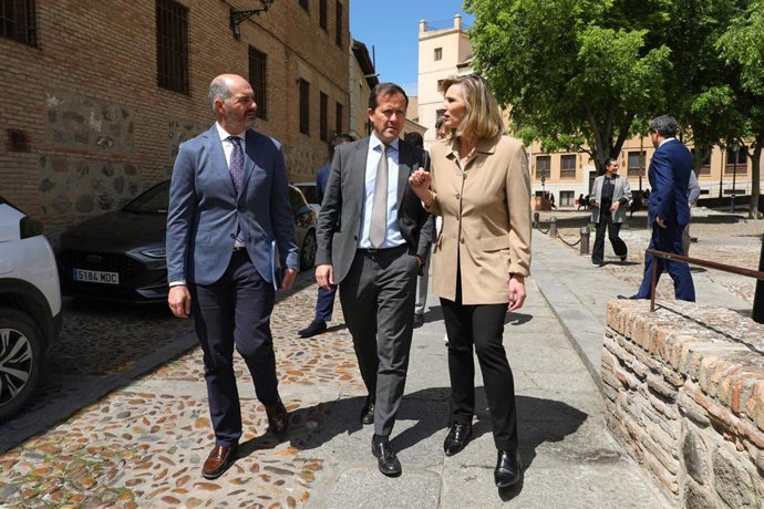 El concejal y coordinador general del PP, José Manuel Velasco; el presidente provincial del Partido Popular y alcalde de Toledo, Carlos Velázquez, y la vicesecretaria nacional de Desarrollo Sostenible, Paloma Martín.