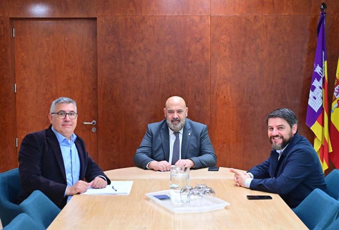 El presidente del Colegio Oficial de Guías Turísticos de Baleares, Pedro Oliver, junto al alcalde del Ayuntamiento de Palma, Jaime Martínez, y el regidor de Cultura, Javier Bonet.