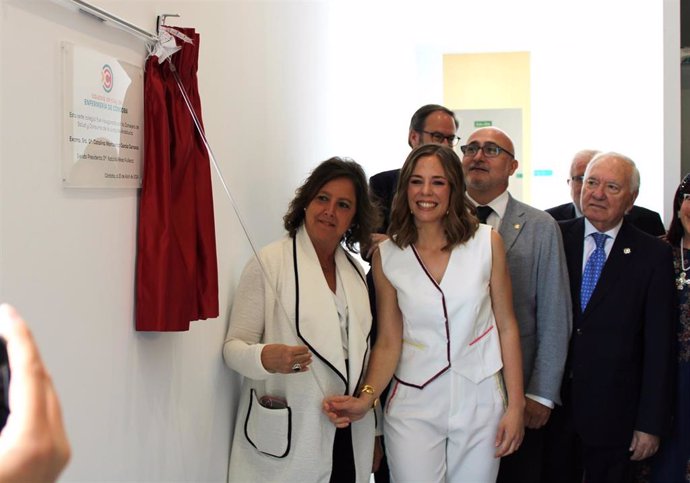 Catalina García (izda.) inaugura la nueva sede del Colegio de Enfermería de Córdoba.