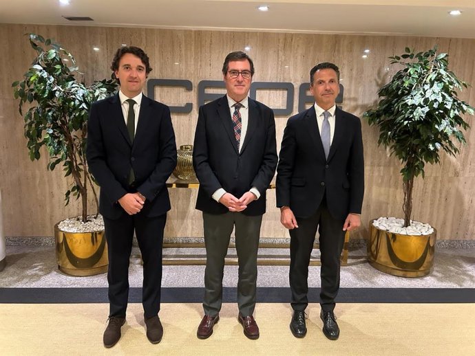 Posado institucional Fenin y CEOE. De izquierda a derecha: Pablo Crespo, secretario general de Fenin; Antonio Garamendi, presidente de CEOE; y Jorge Huertas, presidente de Fenin.