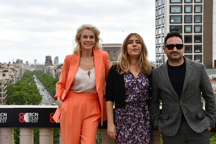 La actriz Belén Rueda, la directora Laura Jou y el productor J.A.Bayona, en la presentación de 'Caída libre' en el BCN Film Fest