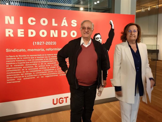 El director del CDMH, Severiano Hernández, y la directora de la Fundación Largo Caballero, Almudena Asenjo, en la muestra sobre Nicolás Redondo en Salamanca