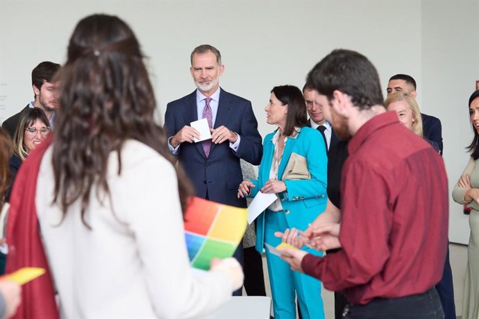 El Rey Felipe VI asiste a una talent session en el Centro Botín junto a 20 jóvenes.