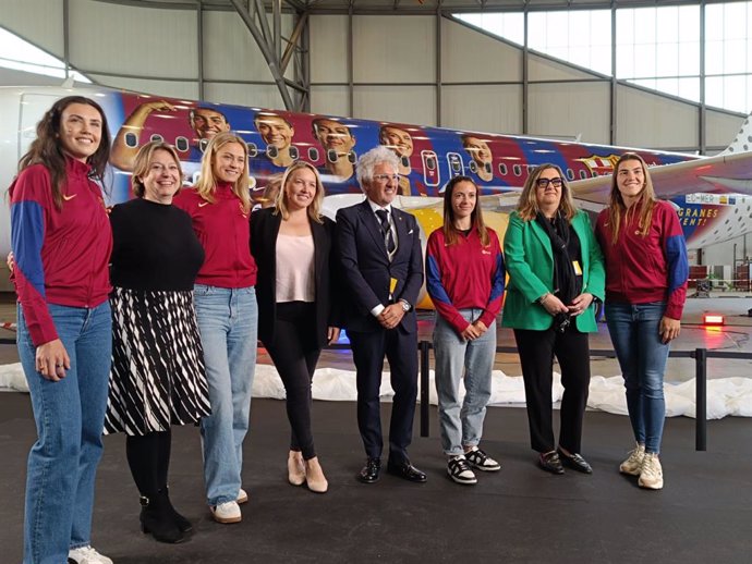 Las jugadoras del Barça Femení junto a directivos del club y de Vueling en la presentación del avión oficial del equipo, a jueves 25 de abril de 2024