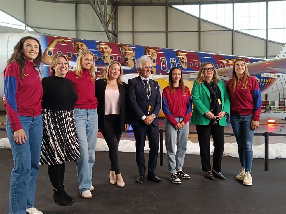 Las jugadoras del Bara Femení junto a directivos del club y de Vueling en la presentación del avión oficial del equipo, a jueves 25 de abril de 2024