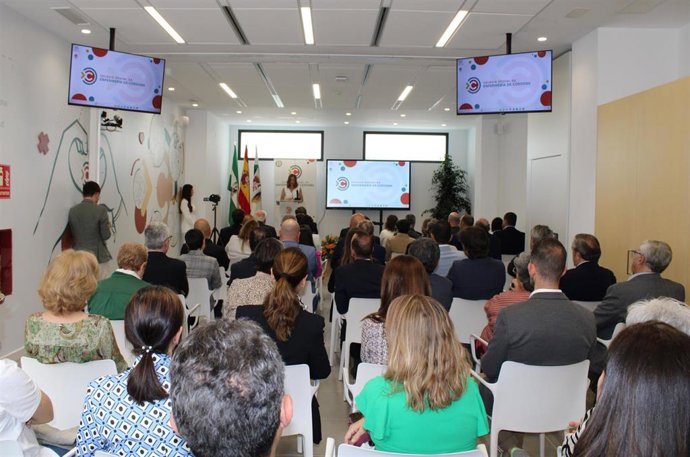 García (al fondo), interviene en la inauguración del COE.