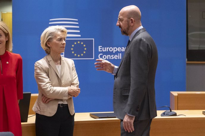Archivo - 27 October 2023, Belgium, Brussels: European Commission President Ursula Von der Leyen (L) and European Council President Charles Michel speak with each other before a press conference on the second day of the European council. Photo: Hatim Kagh