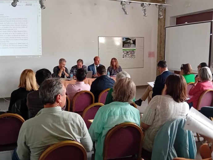 El delegado territorial de Sostenibilidad, Medio Ambiente y Economía Azul del Gobierno andaluz en la provincia, Óscar Curtido, en la reunión de la junta rectora del Parque Natural de La Breña y Marismas del Barbate (Cádiz).