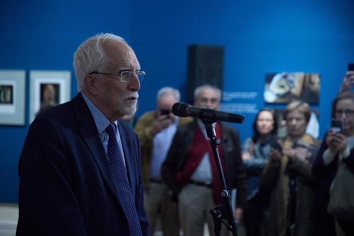 El escritor y Premio Cervantes, Luis Mateo Díez, ha regresado al rectorado de la UAH para inaugurar una de las exposiciones en su honor.