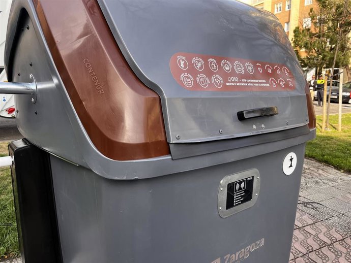 Archivo - Contenedor marrón de basura orgánica con sistema eléctrico de apertura.