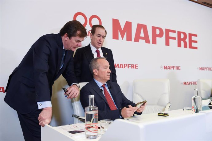 Archivo - El director general de Mapfre, Fernando Mata (c), y el presidente de Mapfre, Antonio Huertas (d), durante la presentación de los resultados anuales de 2022, en el auditorio de Fundación Mapfre, a 9 de febrero de 2023, en Madrid (España). 