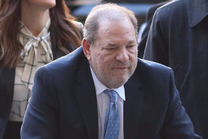 Archivo - February 24, 2020, Manhattan, NY, USA: Harvey Weinstein arrives at Manhattan Criminal Court with his attorneys on Feb. 24, 2020.