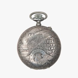 Reloj de bolsillo de la nueva exposición del museo del Ferrocarril de Asturias, en Gijón, titulada 'El tiempo en el bolsillo. Relojes de ferroviario'.