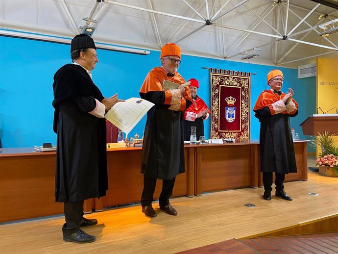 Gunter Pauli investido como doctor Honoris Causa de la Univeridad de Cádiz.