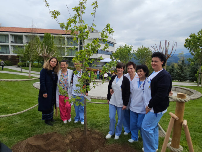 La plantación del retoño se ha realizado en los terrenos de la residencia alavesa