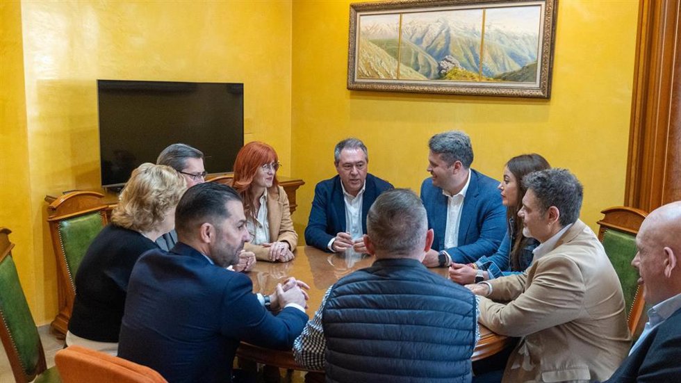 Juan Espadas con el alcalde de Maracena, Carlos Porcel, a su izquierda en la imagen, y dirigentes del PSOE
