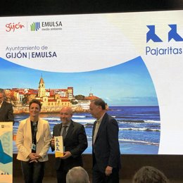 El concejal de Medio Ambiente y Sostenibilidad del Ayuntamiento de Gijón, Rodrigo Pintueles, recoge en nombre de Emulsa tres Pajaritas Azules concedidas por Aspapel, en Madrid.