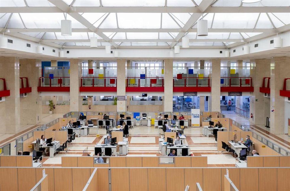 Archivo - Interior de las oficinas de la Administración de la Agencia Tributaria, imagen de archivo. 