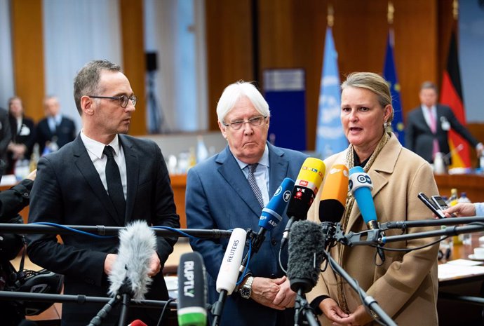 Archivo - 16 January 2019, Berlin: German Foreign Minister Heiko Maas (L-R), United Nations Special Envoy for Yemen Martin Griffiths, and UN Resident Coordinator in Yemen Lise Grande address the media at the beginning of the German Foreign Office conferen