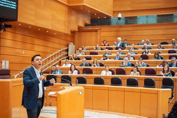 El senador del PSOE, Antonio Magdaleno, interviene durante una sesión plenaria en el Senado, a 10 de abril de 2024, en Madrid (España). El Pleno del Senado de hoy ha aprobado una iniciativa impulsada por el PP en la que se plantea por primera vez en la de