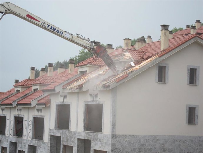 Archivo - Derribo casas ilegales. Sentencias derribo y demolición de viviendas Cantabria