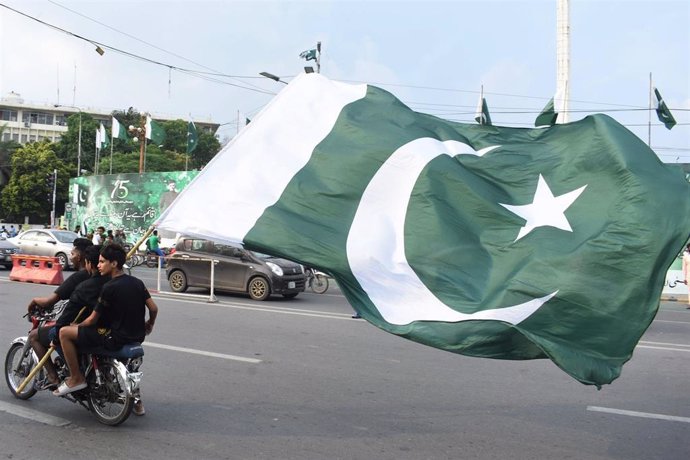 Archivo - Una bandera de Pakistán en Lahore