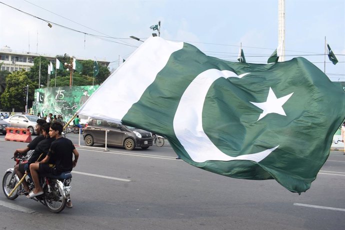 Archivo - Una bandera de Pakistán en Lahore