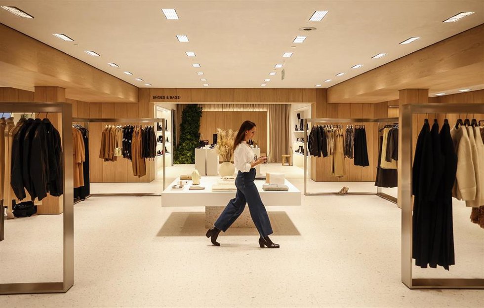 Archivo - Una dependienta en una macrotienda de Zara en el Boulevard Austria de Valncia, 