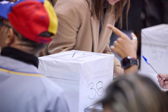 Archivo - Una urna electoral en la Parroquia Santísimo Cristo de la Victoria, en Madrid, durante las primarias de la oposición venezolana
