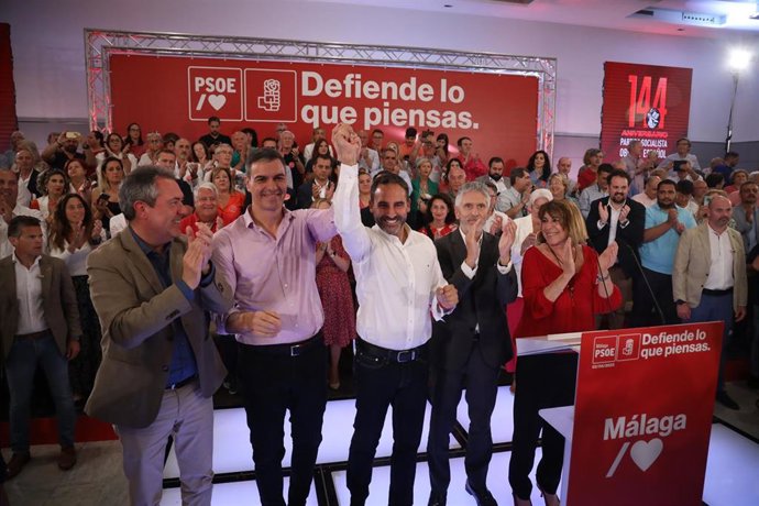Archivo - El secretario general del PSOE y presidente del Gobierno, Pedro Sánchez, junto al secretario general del PSOE de Málaga, Daniel Pérez, en una imagen de archivo 