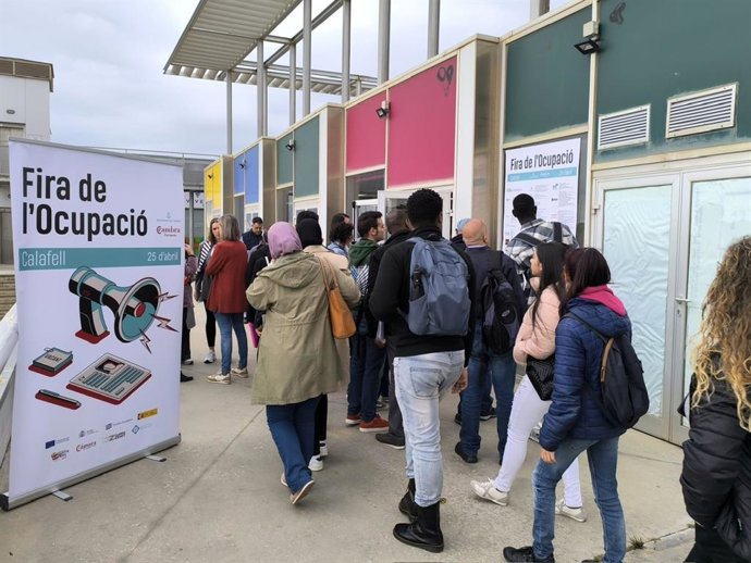 Asistentes a la Fira de l'Ocupació de Calafell acceden al encuentro, a jueves 25 de abril de 2024