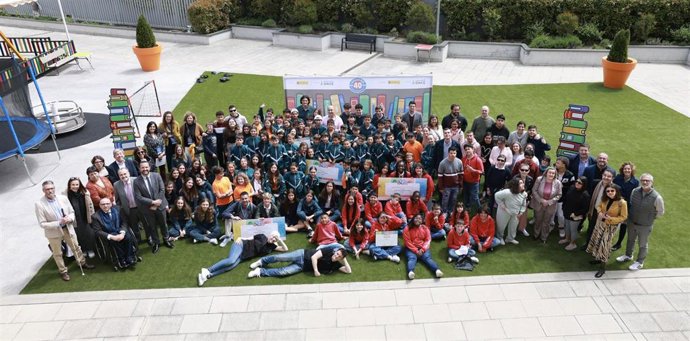Foto de familia con los escolares asistentes al fallo nacional del 40 Concurso Escolar de la ONCE, '4 décadas de inclusión. Únete a la historia'