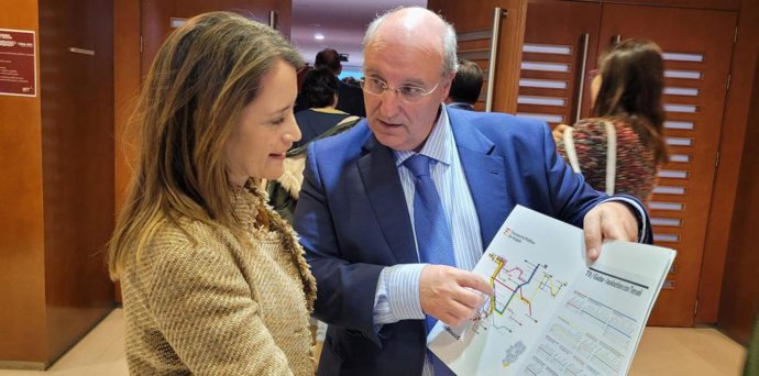 El director general de Transportes, Miguel Ángel Anía, comenta aspectos del nuevo mapa concesional con la vicepresidenta de la FAMCP, Yolanda Sevilla