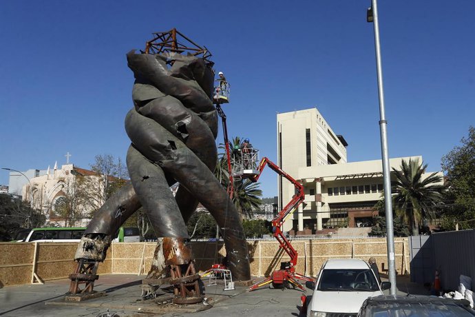 Valparaiso, 25 de abril 2024  Municipio de Valparaiso inicia trabajos de demolicion del Monumento a la Solidaridad  Sebastian Cisternas/Aton Chile