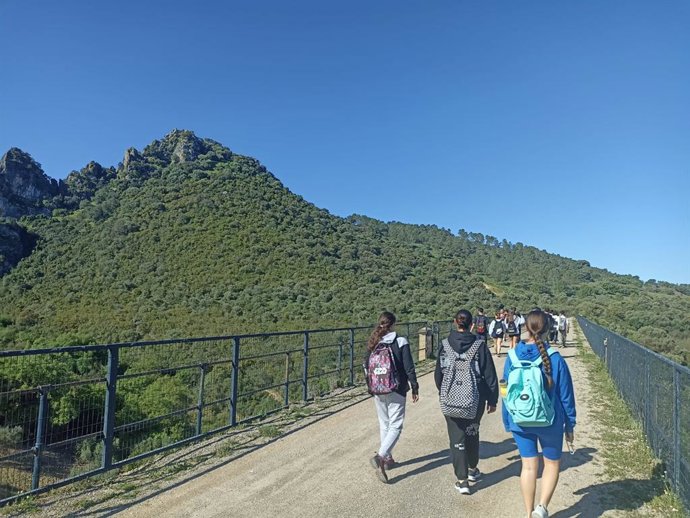 Escolares en la Vía Verde dentro del programa de Educación Ambiental.
