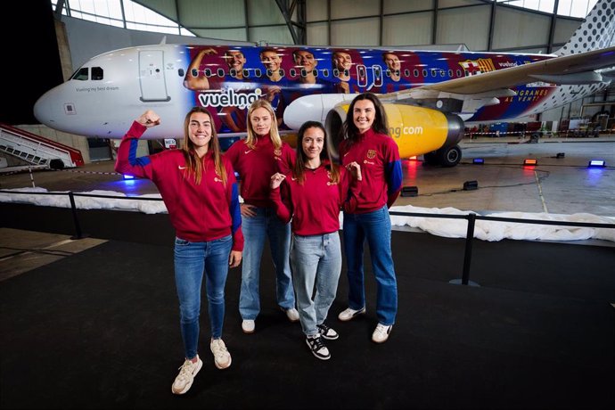 Las jugadoras del Barça Femení Patri Guijarro, Fridolina Rolfö, Aitana Bonmatí e Ingrid Engen delante del avión de Vueling especialmente vinilado para el equipo