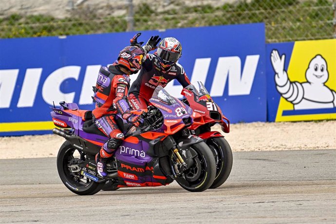 Archivo - Jorge Martín y Pedro Acosta se felicitan tras una carrera